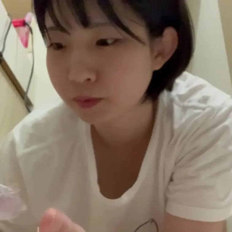 イチジク浣腸をして、トイレで出します。
我慢できずに漏れ出しそう！！