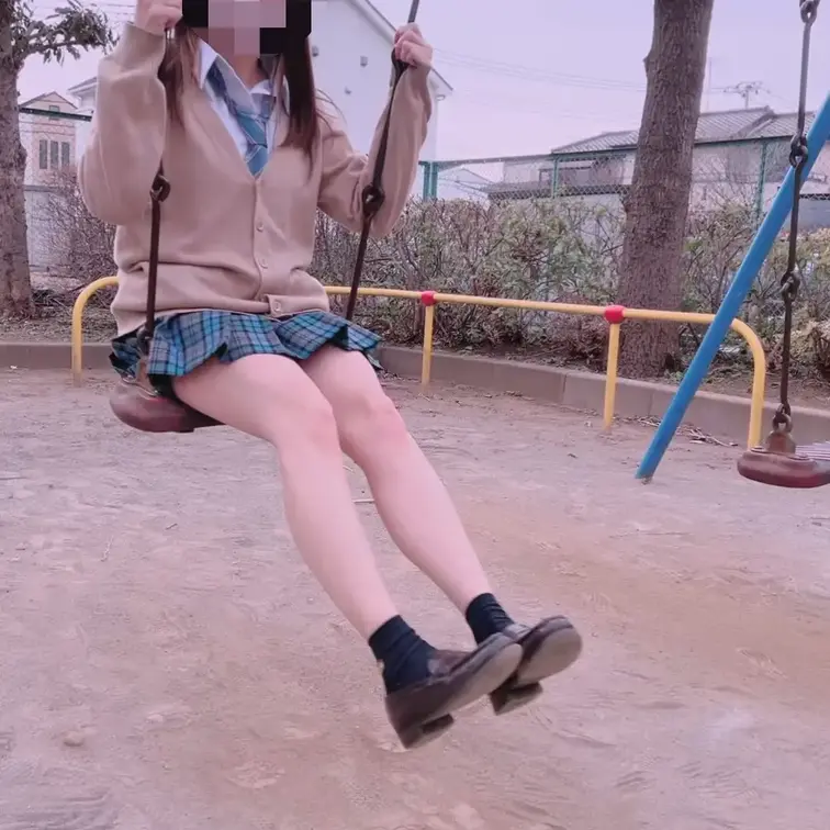 青チェックのスカート姿でブランコで遊んできました🫣
