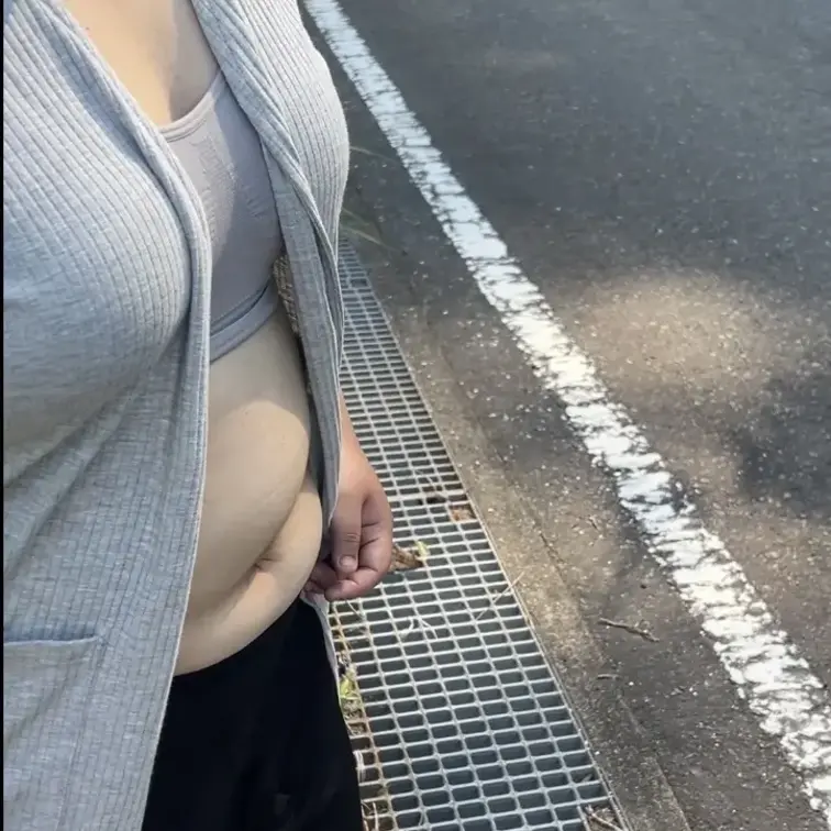 お天気が良かったので妻とのプチ露出ドライブしてきました。

この格好で買い物してもらったりプチ露出プレイを堪能して来