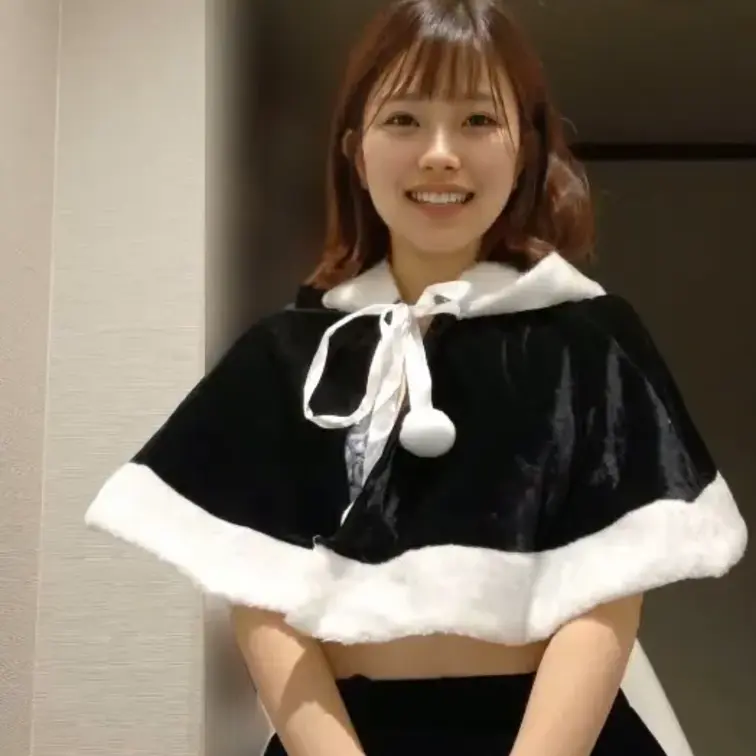 結衣です！ クリスマスということで、ささやかながらのプレゼント？的な動画を撮ってみました...！ イブの夜遅く撮ったので