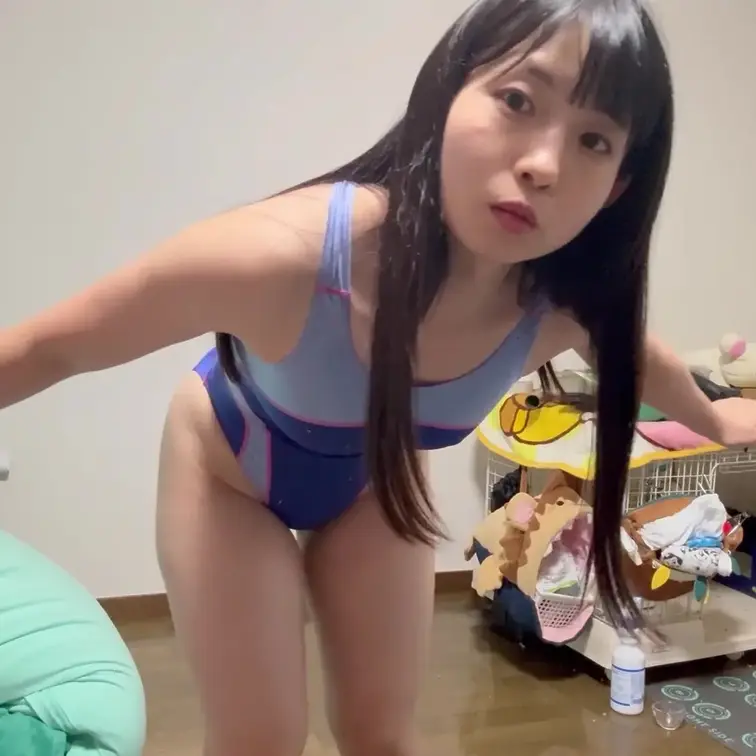 まこが、水着を着て、鶏の物まねをします。
面白いフェチ動画です。 (1/2)