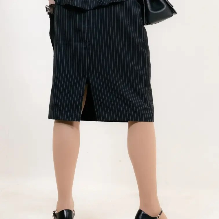 【サンプル公開】黒スーツと黒いセパレートパンプスのプロ撮影記録 白い壁を使ったプロ撮影で、 黒いスーツと黒いセパレートパンプスを合わせました。 ブランド名は伏せていますが、 足首に細いストラップが入るタイプの黒パンプスです。 立ち姿、足元を整える動き、パンプスを手に取ったカットなど、 今回は非会員・無料プラン向けに一部サンプルとして公開します。 本編では、床に座った姿勢、脚を伸ばしたカット、 ストッキング越しの脚のライン、パンプスの角度がより分かる写真をまとめています。 顔出しはありません。 主役は、黒スーツ、ストッキング、そして黒いセパレートパンプスです。 本編は有料プラン限定で公開しています。