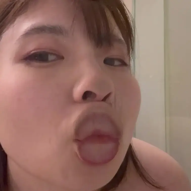 全裸でガラスを舐めたりキスします。
キスフェチの人、口腔(舌)フェチの方に見て欲しいな。
