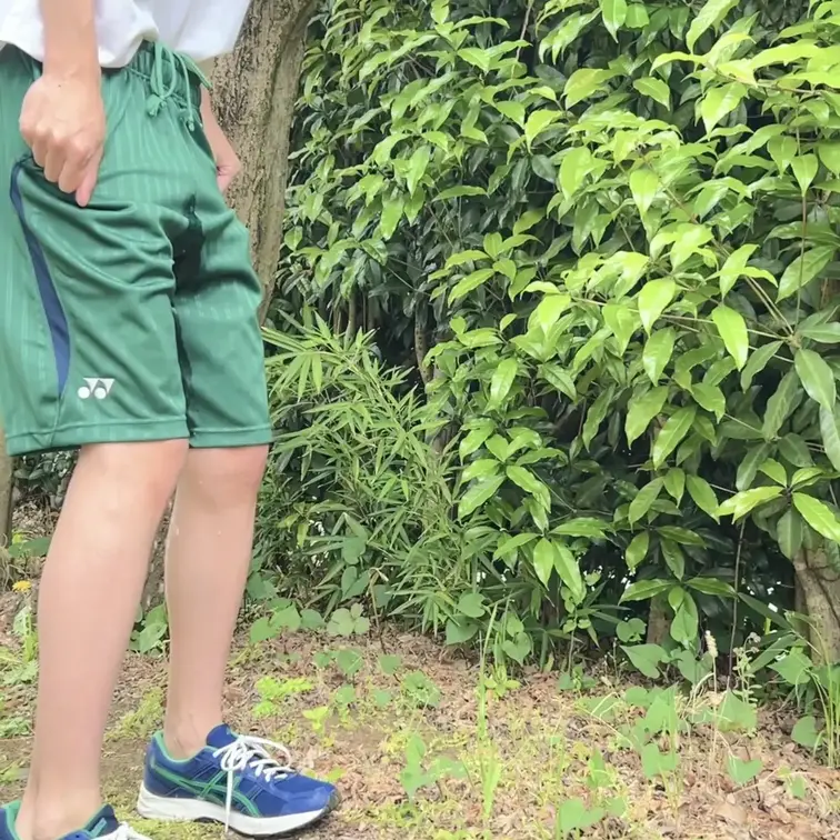 立ちションしようしたら、おしっこ漏らしちゃた子