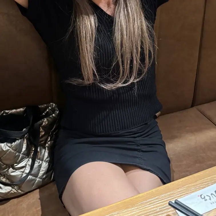 ミニスカde焼き肉🥰
フェチズムがイイ
目の前の、ギリギリなセクシーを眺めながら、美味しいお肉を焼く

たまに見えるチラッが最高🌹

最後のシーンは、
履いていたTバックだけど、なんとすっけすけだった