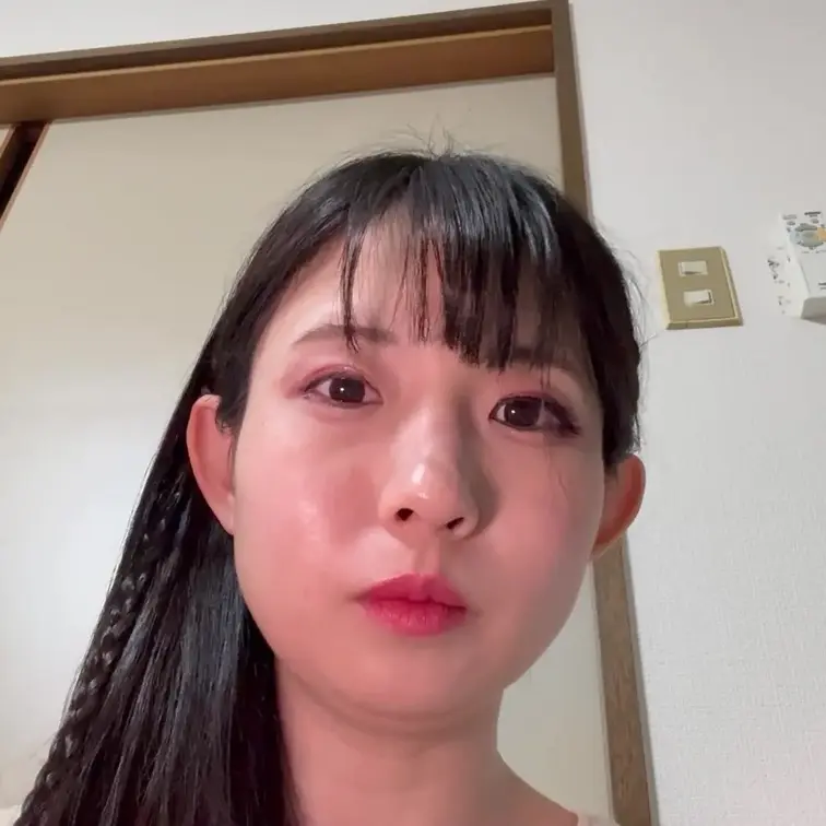 メイクを落としてすっぴんになります。
すっぴんが好きな人や気になる人は見てみてね〜
