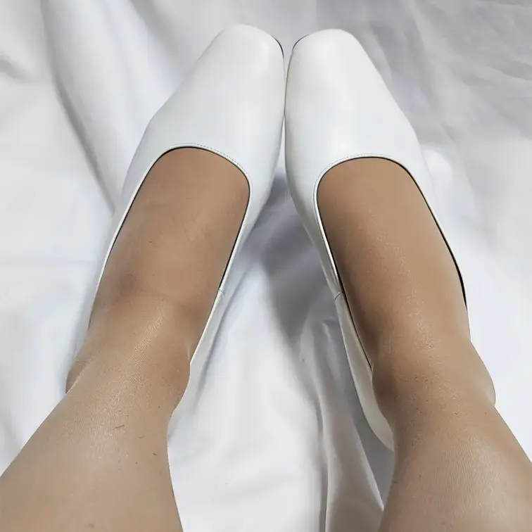 シンプルな白いパンプスに、