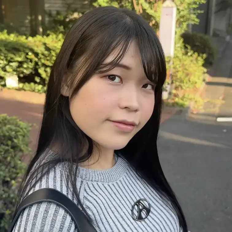 #343【SHIORI 25歳】
今回ストリートスナップに協力してくれたのは、グレーのニットが素敵なSHIORIちゃん