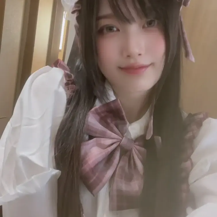 メイド服のコスプレでまんまんにオモチャ突っ込んで大胆にオナニー(〃ω〃)