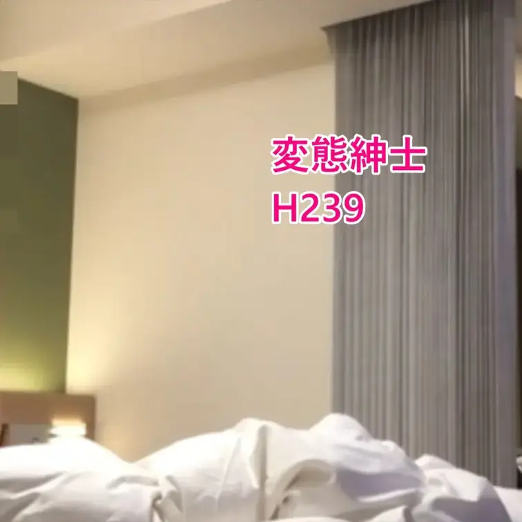本編は完全顔出し、爆乳美女みさきの踏みつけ&膝裏コキ動画です！
私服姿ヒールでおち〇ぽを踏みつけていただいてからの、膝