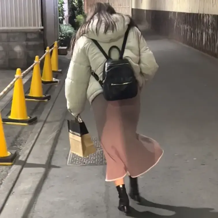 【閲覧注意　小柄な巨乳の家なき子 マスクせず 千鳥足で彷徨う小○○○の裸体を怒りの○○○セクハラ タイトスカート】
