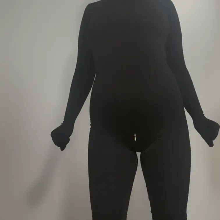 黒マネキンさんから汁が垂れて…！？