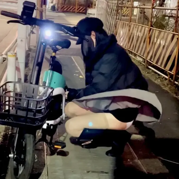 通風孔の上に止めた自転車に乗ろうとしたら…
スカートずっと捲れててその場を離れたいけど、自転車の鍵は解除しないといけな