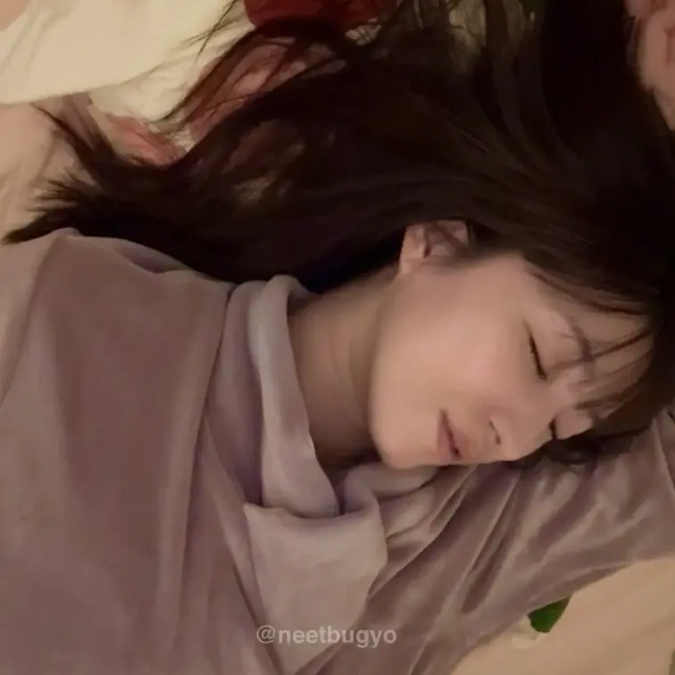 寝ている妻に悪戯
ズボンを脱がし
ショーツを脱がし
自分の両手でしっかりお尻を開かせる
先ずはお尻の穴をゆっくり