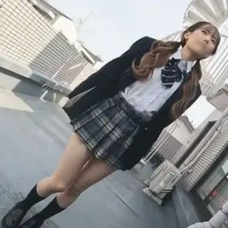クラスメイト撮り05「一軍スチューデントがインスタ自撮りに夢中で隙あり・・・パンツ履き忘れ」
放課後に景色のいい学園の