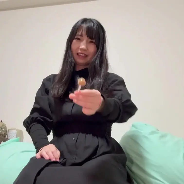 キャンディを前と後ろの穴に入れます。
下のお口でチュポチュポしている変態な姿を拝んでください。
舐めたらきっと美味し