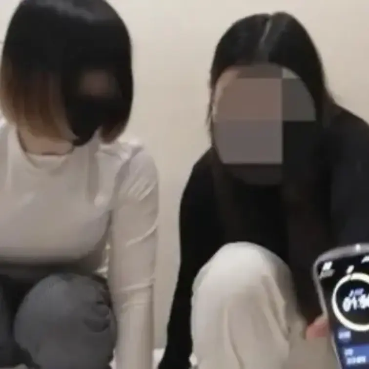 一部顔出し_ペアルックでの本気の限界おしがまおもらし対決
おしがま限界状態で相手よりもおしっこを我慢する
今回も激しい対決の動画となりました！
女子としてのプライドをかけた戦いなのでどちらが恥ずかしいお漏らしをしてしまうのか、結末を見届けてください笑
※本編一部顔出しなので表情などもわかります！