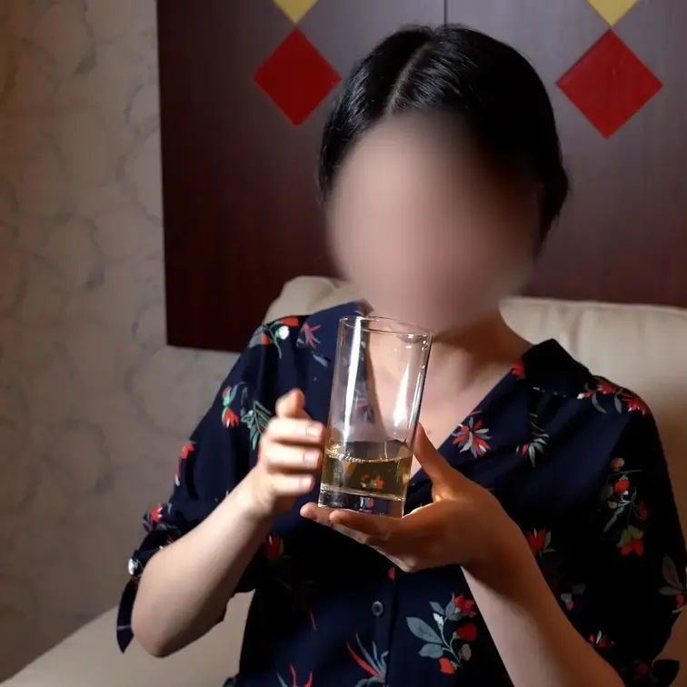 「おしっこなんて飲んだことないから不安です」多くの女の子がそう答える中、今回来てくれたこちらのお姉さん。「おしっこ、飲んでみたい！」なんと、こんな真面目そうなお嬢さんが！？真面目そうなのはそれもそのはず、普段は塾の先生をしてるという育ちのよさそうなお嬢さんです。あるいはそういう女性のほうが秘めたるHな欲望というものが強いのでしょうか。初飲み直前の今の気持ちは？「ワクワクしてます」マジでかー！！楽しみすぎてチンポ勃ちますwでは早速お馴染みのグラスを持っていただき、その中に排尿していきましょう。先生の前でチンポを丸出しにして、コップにおしっこを注いでいきます。「夢みたいですね…現実じゃないみたい」目の前で尿が注がれていく様子を見ながらそんな一言。僕も夢のようです。こんな素敵なお姉さんが僕のおしっこを飲むなんて。どんどん黄色く溜まっていく尿を前に、思わず笑ってしまうお姉さん。そうですよね、もはやこんなの笑うしかないw「緊張する…」「いただきます…」そう言って初めての体験をカメラの前で魅せてくれました！そのリアクションはぜひ本編で！結果だけ言うと…完飲です！！さすが飲んでみたかっただけのことはあります！これはボーコー内全部飲みも期待できる！では今度は直接お口の中に入れさせていただこうと思います。お口いっぱいに溜まった尿の衝撃に、笑い上戸のお姉さんもさすがに辛そう…それでもちゃんとゴクッと飲んでくれるところに育ちのよさ、性格のよさが表れています。3回目はチンポを咥えてもらったままゴクゴクと飲んでもらう蛇口飲みです。と、その前に可愛くて育ちと性格のよいお姉さんにおしっこ飲ませていると、興奮して堪らなくなってきまして裸を見たくなってきた上、その裸に僕の一部を埋めてしまいたい衝動に駆られてしまいました。お姉さんもお姉さんで、おしっこ飲まされてちょっとムラムラしてるっていうスケベっぷり。まずは上から脱いでいただき、おっぱいの形と柔らかさを確かめます。次は下も脱いでいただき、あらわになったお姉さんの全て。抱き心地のよさそうなその裸を、全裸同士で抱き合ってぬくもりを交換します。その後はベッドに移動してお姉さんを弄り始めますが、え！？おまんこ濡れ濡れ！？ホントにおしっこ飲まされて興奮してたっぽいです！こんな真面目な塾先生がこんなにエロいとチンポビンビンですってば！クンニでもしようと思ってたけど、もうそのまま入りそうなのでスルッと挿入。嗚呼！塾講師のおまんこ超ジュクジュク！！早漏すぎる僕ですので、おしっこの前に精子が出てはいけません。Hはそこそこに3回目の蛇口飲みにチャレンジしてもらいます。小便器にするのと同じ勢いで、口内目掛けて放尿します。口の中に汚く溜まった小便でガラガラとうがいもさせ、そしてそれをゴクッと飲み込んでもらいます。ラストはボーコー内の全てをチンポからお姉さんの口と胃に移動させます。跳ねる音を響かせながら喉を叩く放尿と、咥えさせたままおしっこする2パターンを交互に行い、マジで汚い便器になってもらいます。口からこぼれた尿は全てボウルでキャッチ。最終的にゴクゴクと残さず飲み切ってもらいました。もちろん途中カットなしの本物小便。黄色い尿だまりの中に汚く白いゴミやカスみたいなのも浮いていて、それごとちゃんと飲んでくれる真面目さに好感度も100点。その後はHの続きでズブッと膣奥挿入したままキツく抱き合い、そのままパンパンと腰を振ります。大興奮のチンポからはいつもより大量の精液が飛び出しお姉さんのお顔をドロドロに汚す顔射で撮影終了。スケベで可愛い素敵なお姉さんでした。