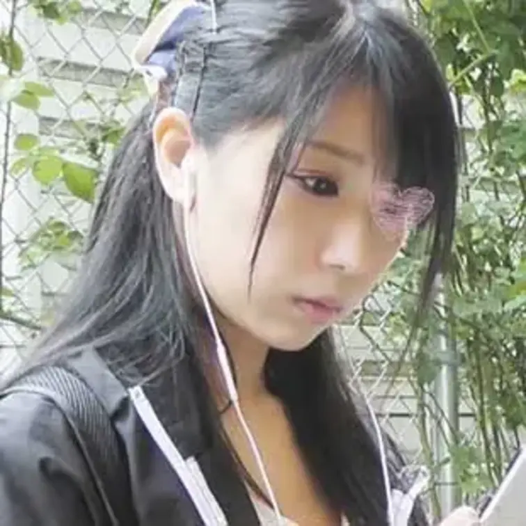 今回はまた禁断の女子ライブスタッフをやってしまいました

バンドのオフィシャルジャンパーを着て

ライブハウス近