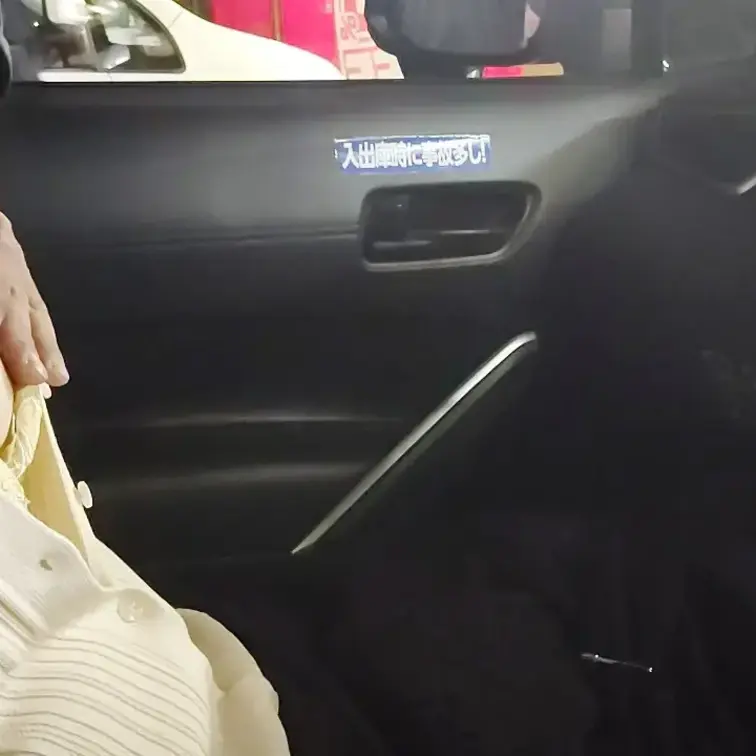♥️露出♥️数人の男性達が代わる代わる

車内を覗き込む欲望丸出しの男性達
車のウィンドウを下ろす
ビックリした