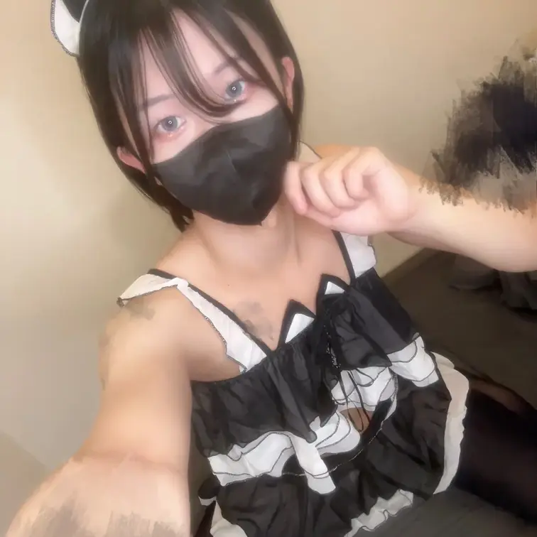 こんにちは！！

女装男子の一ノ瀬花です！

今回は猫耳のメイドコス着てのオナニー動画だよ～！

結構映りよ
