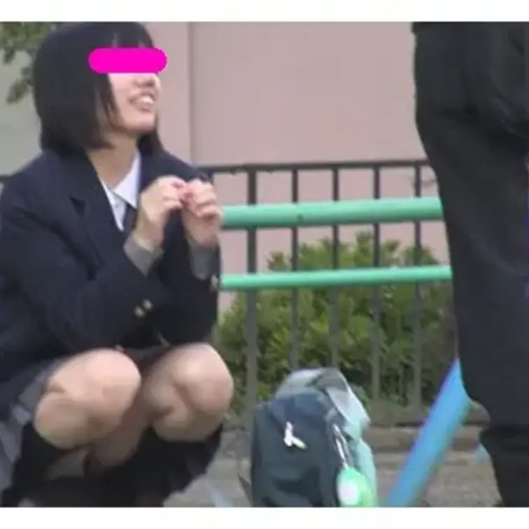 彼女の方が可愛くて気になり、そのカップルをつけ回してたら偶然撮れた映像だそうです。
