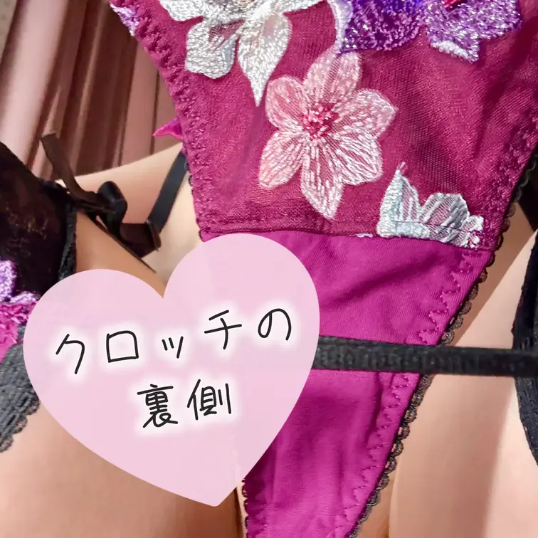 クロッチフェチさんへ🩷

パープルの下着の時のクロッチだよ🙈

【汚れ度】（なーな比）
★★★☆☆
乾いて白