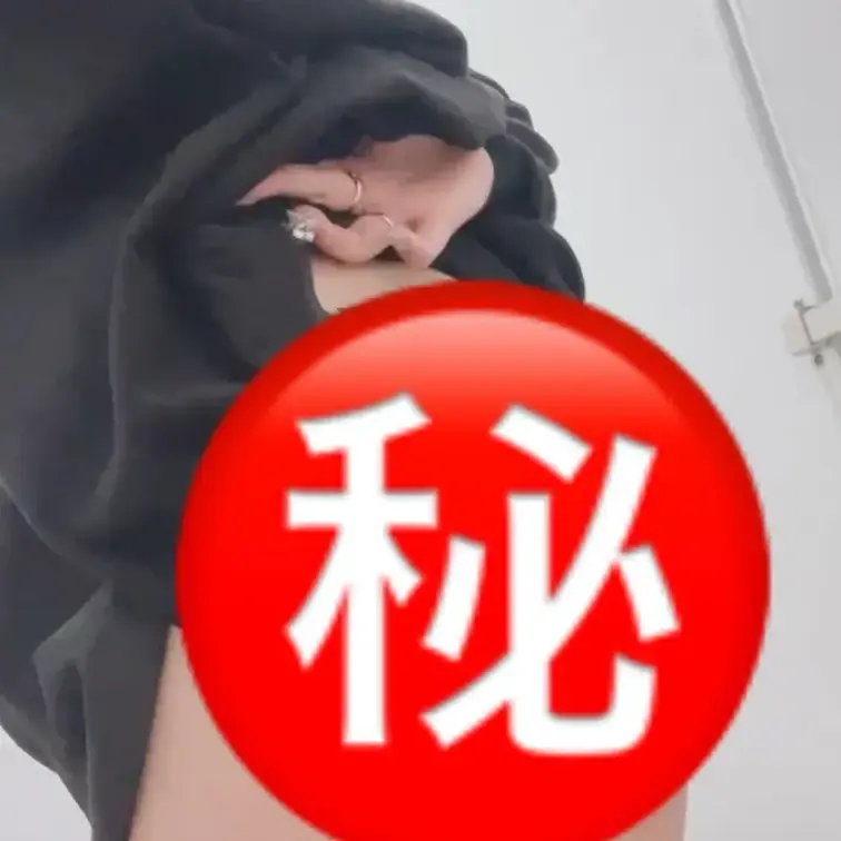 仕事中なのに我慢出来なくて
トイレに駆け込み。。

誰かに後ろから奥まで突いてほしくて
ドキドキしながら撮りまし