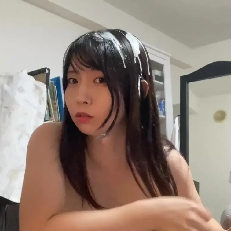 室内でトップレスでシャンプーします。
あわあわ遊びをします！！
おっぱいを見るのもよし、髪と泡を楽しむのもよし！
