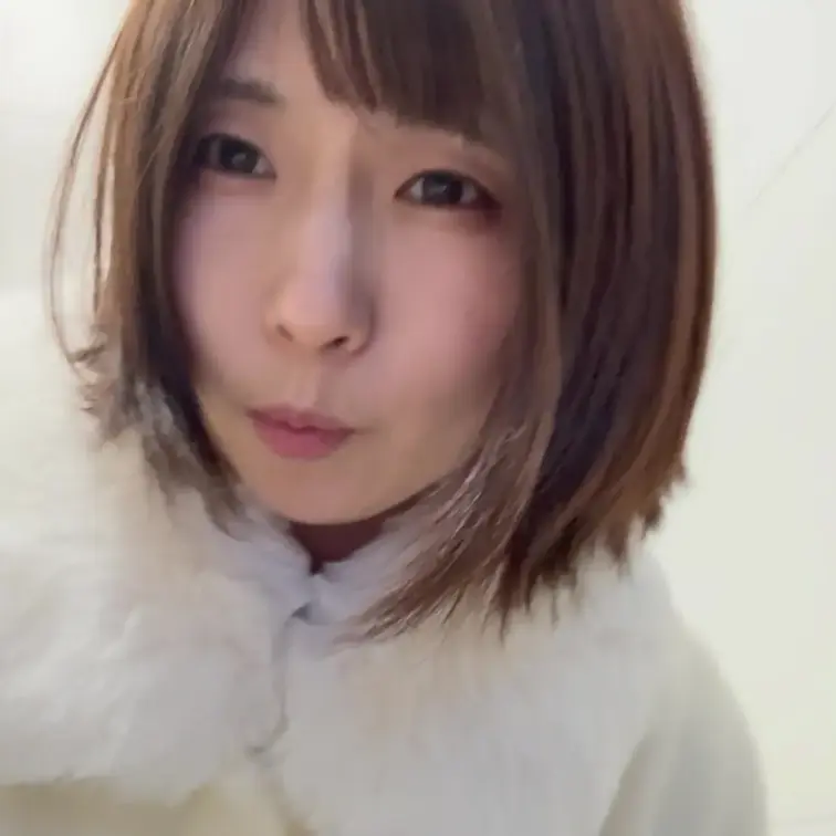 まこのおしっこ集です。
タイツを脱いでおしっこするシーンもあります。