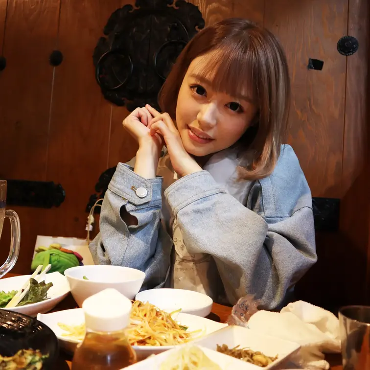 Barの美人ママ。
何年も店に通い、今では常連客の序列1位2位の位置に…。
仲のいい常連さんとママと一緒に出勤前の食