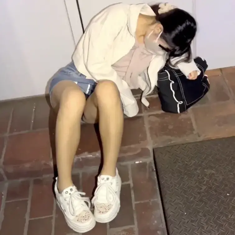 昭和育ちのおっさんが、深夜の繁華街でナンパに挑戦！
遊び疲れたギャルたちに声がけ→
令和ギャルには瞳を閉じていてもら
