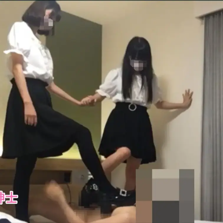 本編はマスク着用で一部のみ顔出し、地雷系美女二人組の頭靴コキ動画パート2です！ 
靴コキ担当と乳首責め担当でお二人に立