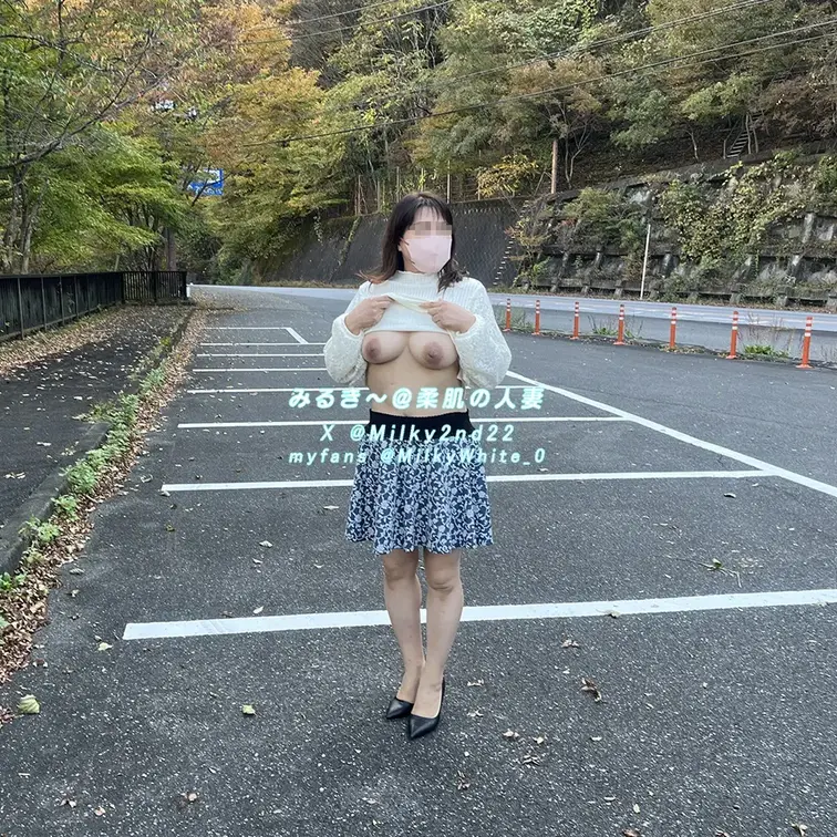 国道沿いのパーキングエリアでトップスとスカートめくってドキドキ露出😆💕

大丈夫って思ってチラチラしてるのに意外と車