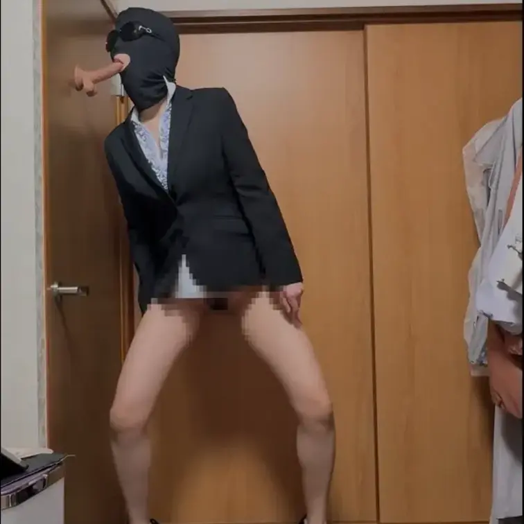 ■腰フリダンスしながらディルドフェラ（いっさい喘ぎ声ださないでください。真面目な感じ、真顔で笑顔にしない）
スカートの