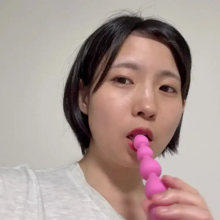 ディルドオナニーしながらおしっこします。