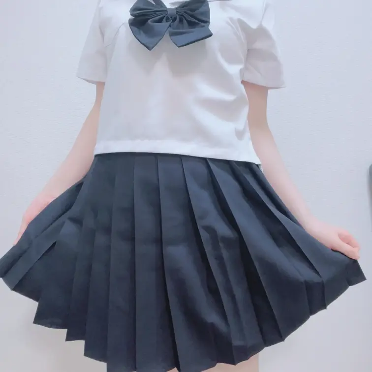 お店で着るコスプレ！
暑くなってきたから夏服も用意した✌🏻
紺色意外と似合ってるかも！