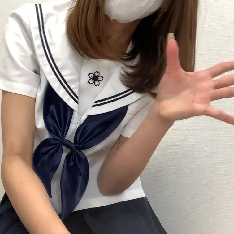 女子大生（21歳）制服ノーパンえち自撮り

スレンダーなモデル体型の女子大生が
制服コスでえっちな自撮りオナ
ス