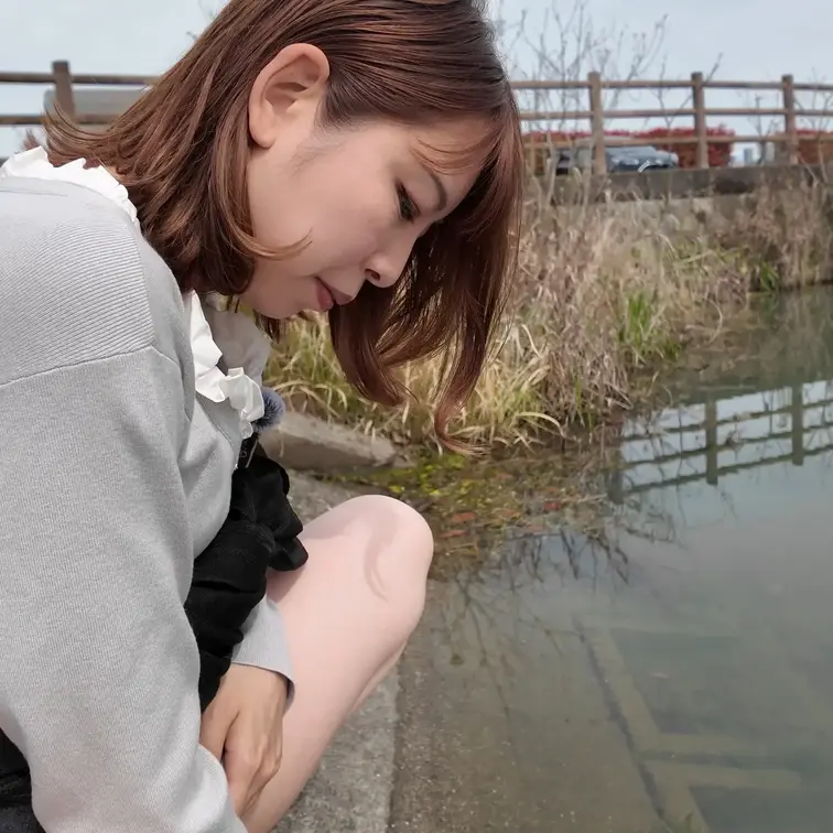 ひなちゃん　ため池に向かって大胆な野ション