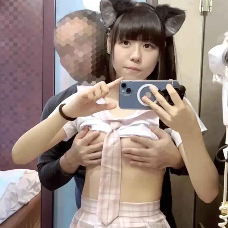 制服コスで後ろから乳首を優しく責められちゃいました (〃ﾉдﾉ)