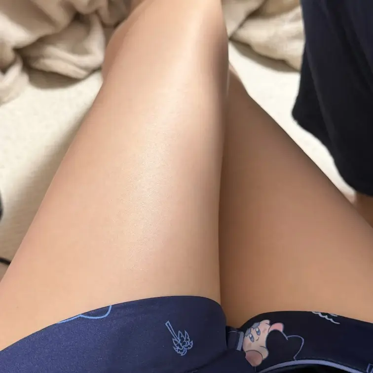 新しいパジャマ♡
---------------------------
超ミニ丈だから足見えすぎかも😳
素足いい