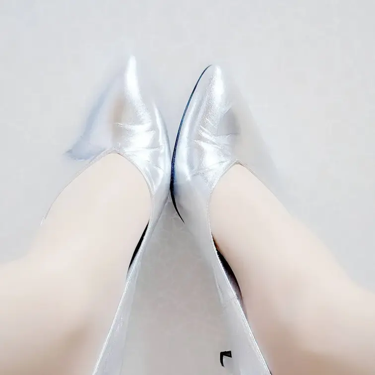 光を映すシルバーメタリックパンプスの着用記録 今回は、シルバーメタリックのパンプスを無料加入者向けに公開します。 光を受けると表面の反射が強く出る一足で、 角度によってシルバーの見え方が変わります。 横から見たヒールライン、 つま先の丸み、 足を入れた時の甲まわりの見え方を中心に記録しました。 黒やベージュのパンプスとは違い、 足元だけでかなり存在感が出るタイプです。 今回は無料プラン向けのサンプルとして、 シルバーメタリックパンプスの着用カットを掲載します。 ※顔出しなし ※センシティブ要素なし ※パンプスと足元の記録です