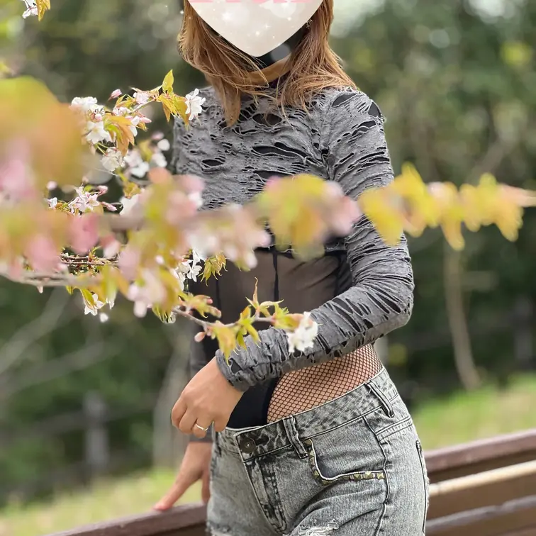 お花見第２弾をSNSでアップする前に先行公開します。
瑠唯のハイレグにホットパンツ姿を堪能してくださいね💕
セクシー
