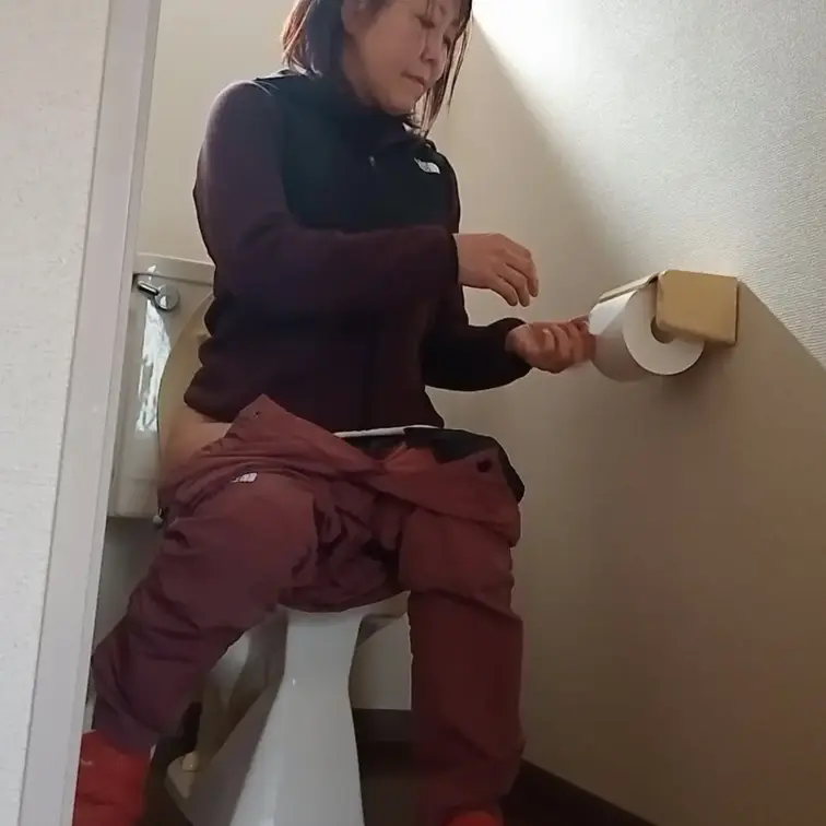 ある日のトイレ🚻

すべてを出し切ってすっきり✨
表情と音がリアルです☺