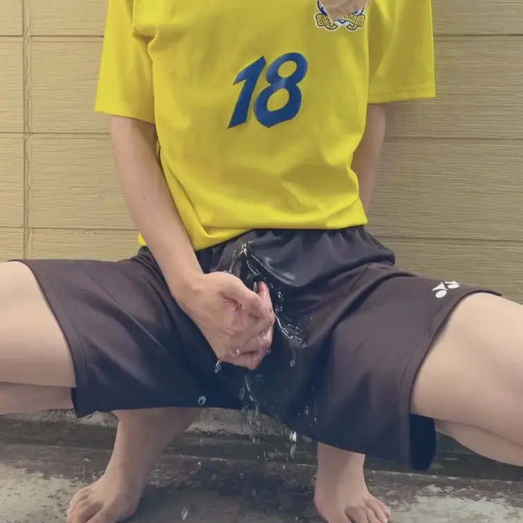 練習着でお漏らしさせられる後輩くん#サッカー部編

全校集会の時に体育館の裏で体操服姿でお漏らしさせられた後輩くん。