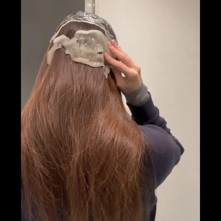 綺麗なロングヘアにスライムをつける動画です✨
今回は硬めのスライムで髪に浸透するまで待つリクエストだったので、髪から取