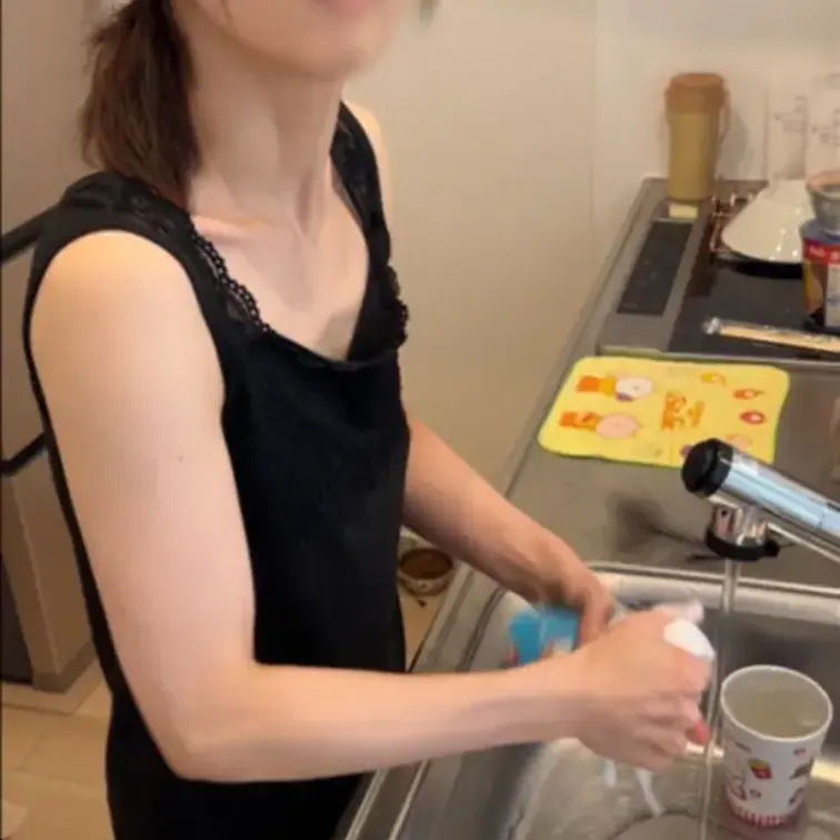 初めまして。
今回は無防備な姿で家事をしている妻の胸チラを撮影していたものです。
日常の中にふと現れる、上品で落ち着