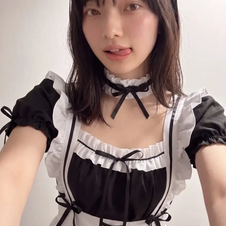 白石 糸🐶の公開画像: 舌ぺろ練習中です👅✨ Xでは横に出す方が良いとコメントもらいましたが、どうでしょうか🫠💦