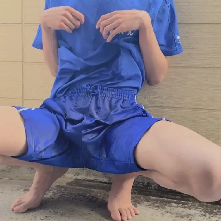 後輩くんセルフ浴尿編
Xであげたやつのもとの画質verです٩( 'ω' )و