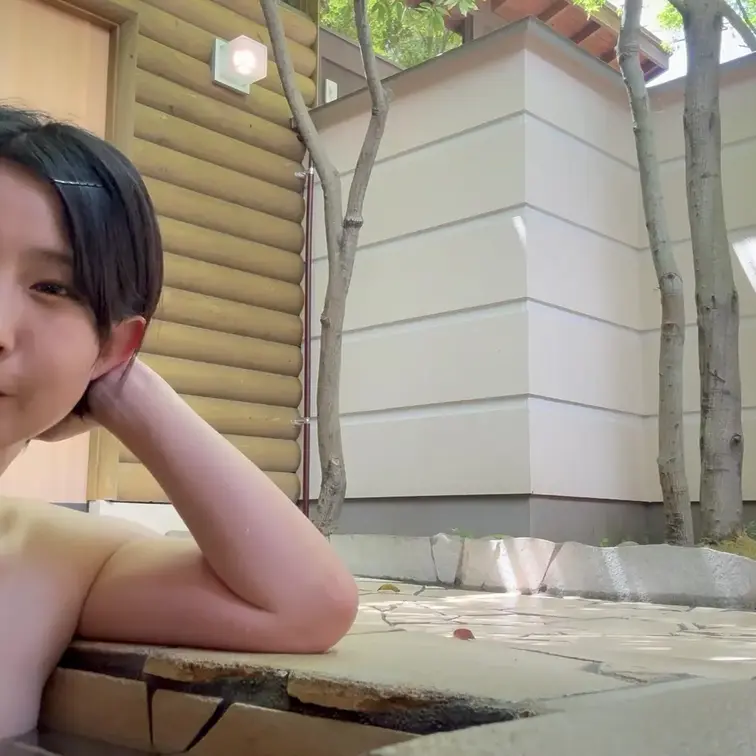 昼間の露天風呂でお尻を振ります。